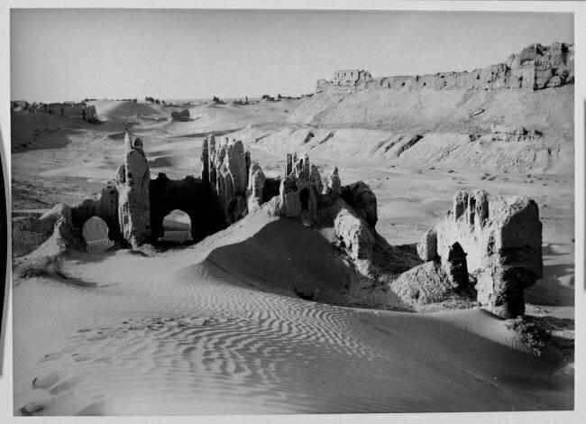 Forteresse en ruine au milieu des sables du désert à Tar-lo-sar Joseph Hackin