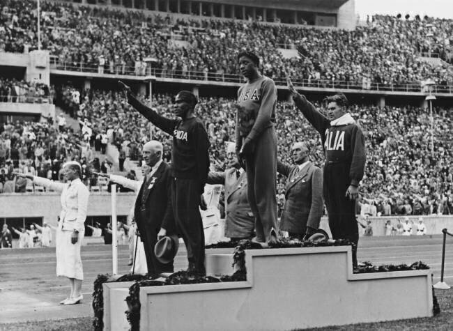 Gagnants de la course de 800 mètres sur le podium des vainqueurs aux Jeux olympiques de Berlin en 1936 anonyme