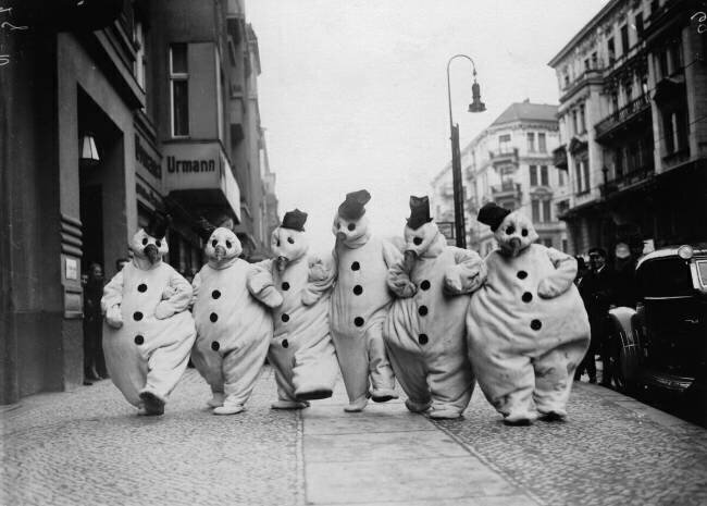 Les gracieuses danseuses du célèbre ballet Matray en costume de bonhomme de neige anonyme