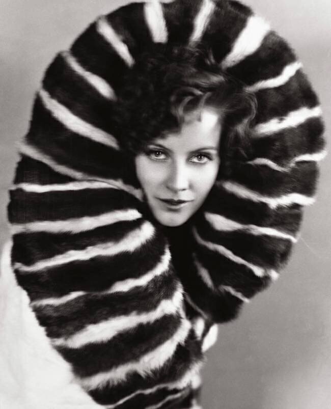 Greta Garbo (un boa en plumes autour du cou)  Actress (1905-1990) anonyme