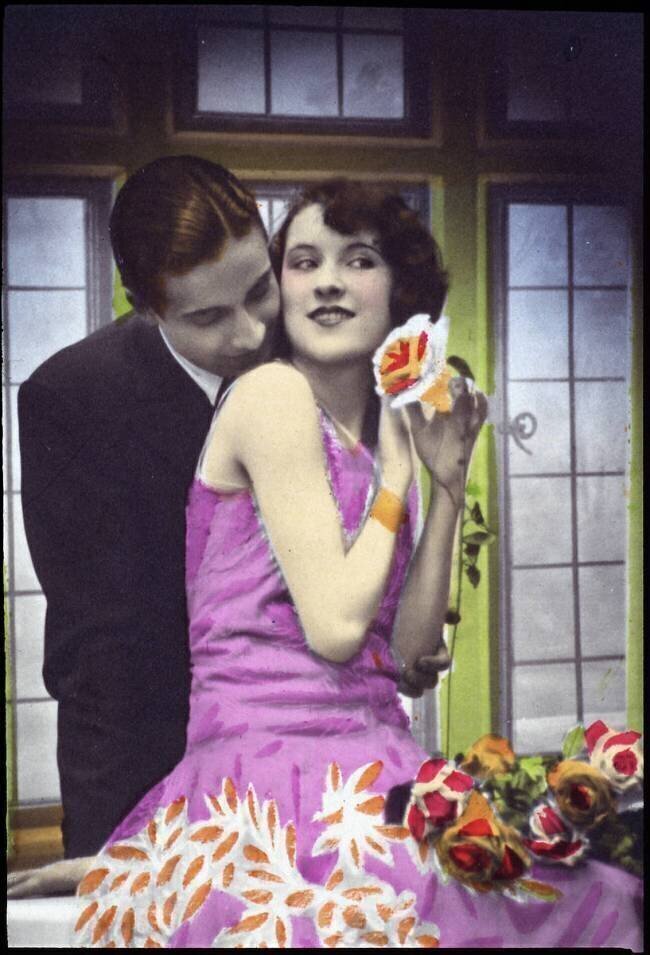 Jeune homme embrassant une jeune femme - carte postale anonyme