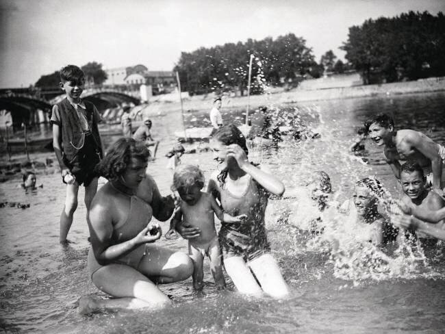 Jeux et bains dans la seine à paris 1938 Keystone