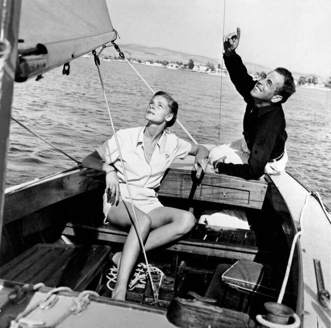 Lauren Bacall et Humphrey Bogart sur le voilier "Santana" Rue des Archives