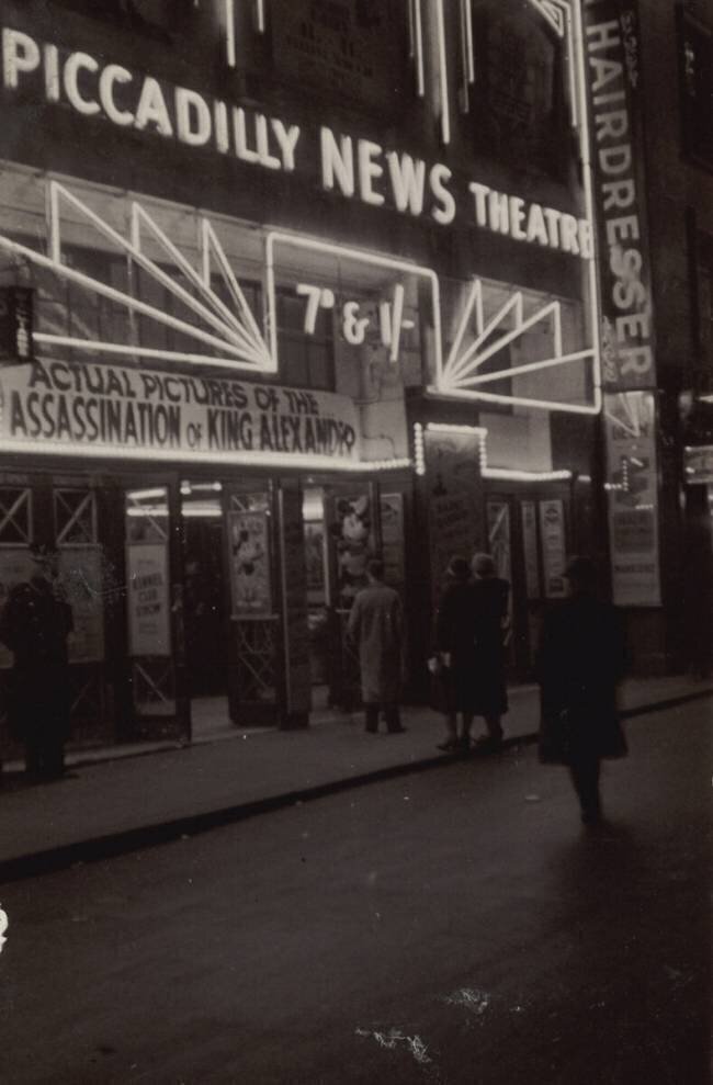 Le théâtre Piccadilly News à Great Windmill Street à London en 1934 anonyme