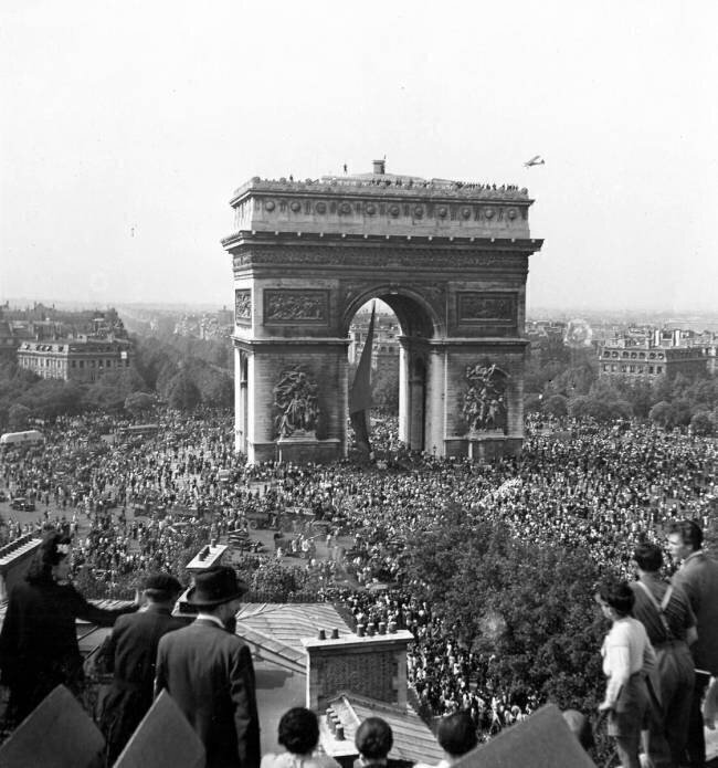 Libération de Paris : Parisiens regardant la foule sur la place de l'Etoile en haut des Champs Elysées  anonyme
