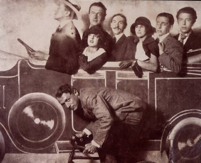 Max Morise, Simone Breton, Paul Eluard, Joseph Delteil, Gala Desnos, Andre Breton et Max Ernst à la foire de Montmartre  anonyme