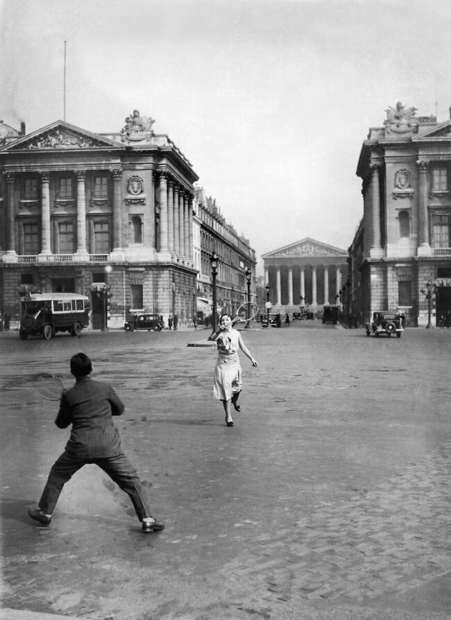 Partie de tennis sur la place de la concorde  Keystone