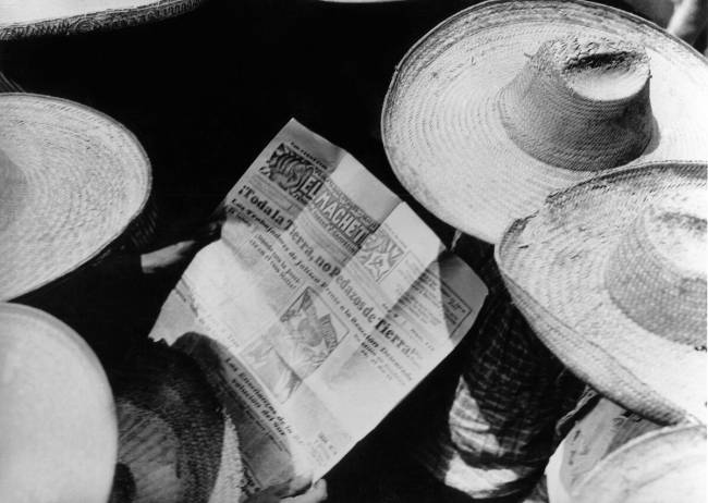 Paysans lisant El Machete, Mexique, 1929 Tina Modotti