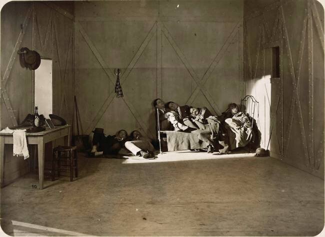 Photo de scène avec personnages, extraite du film de René Clair "Paris qui dort" de 1929 anonymous