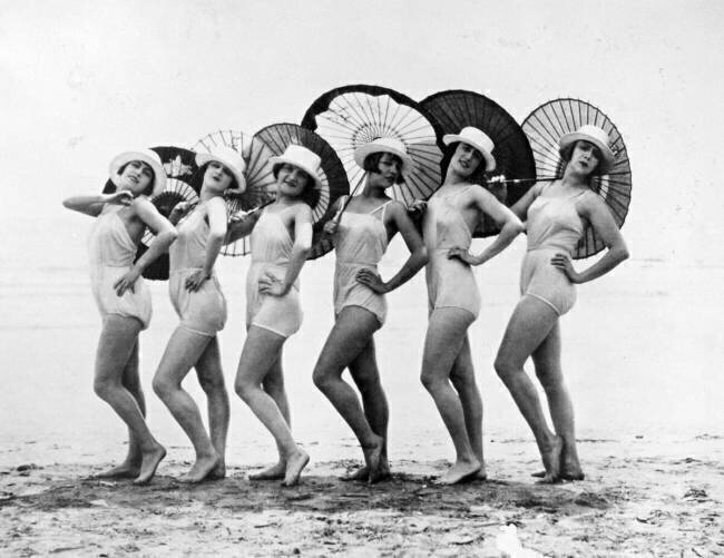 Pin-up sur la plage en maillot de bain anonyme