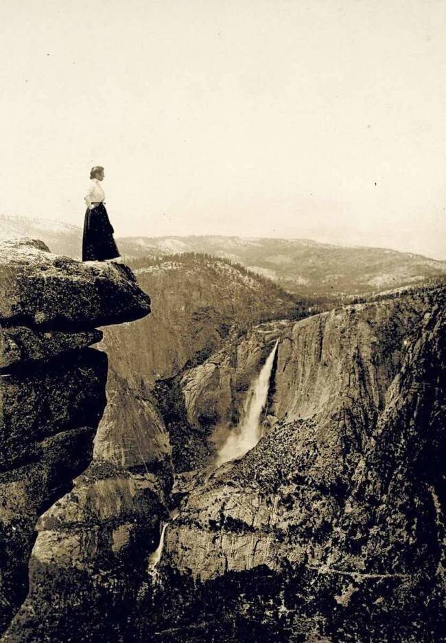 Regardant à travers la vallée de Yosemite Falls Underwood & Underwood