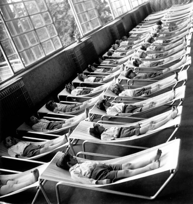 Sieste à l'école de Suresnes Rue des Archives