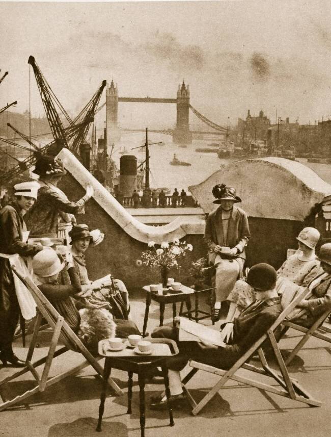The roof garden of the Langbourne Club for city women, Fishmonger Hall Street anonymous