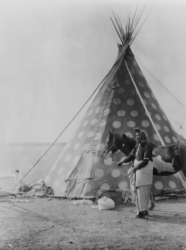 Tipi indien des Pieds-Noirs, 1927 Edward S. Curtis