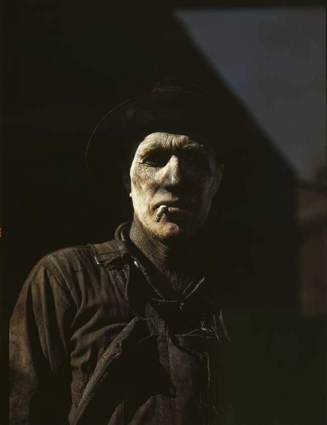 Travailleur dans une usine de charbon John Vachon