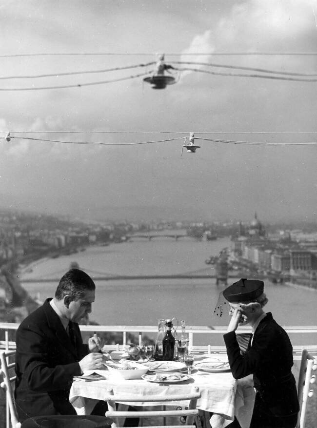 Un homme et une femme prennent un repas dans un restaurant en plein air anonyme