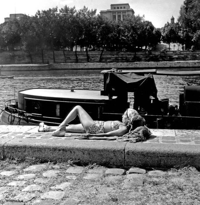 Une baigneuse sur les bords de Seine à Paris Rue des Archives