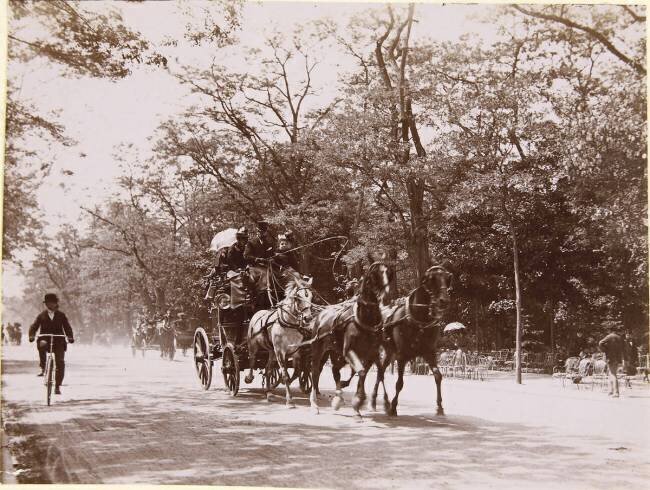Attelage à quatre chevaux et un cycliste au bois de Boulogne Henri Lemoine