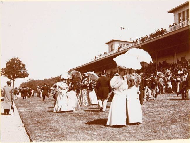 Champs de courses et tribune Henri Lemoine