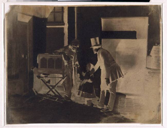 Henri Le Secq et une petite fille faisant l'aumône au joueur d'orgue de barbarie Charles Nègre