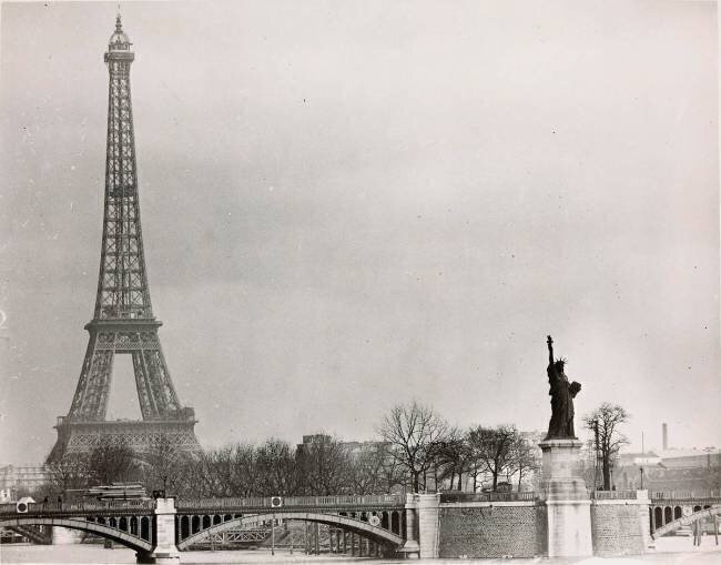La Tour Eiffel avec la statue de la Liberté anonymous