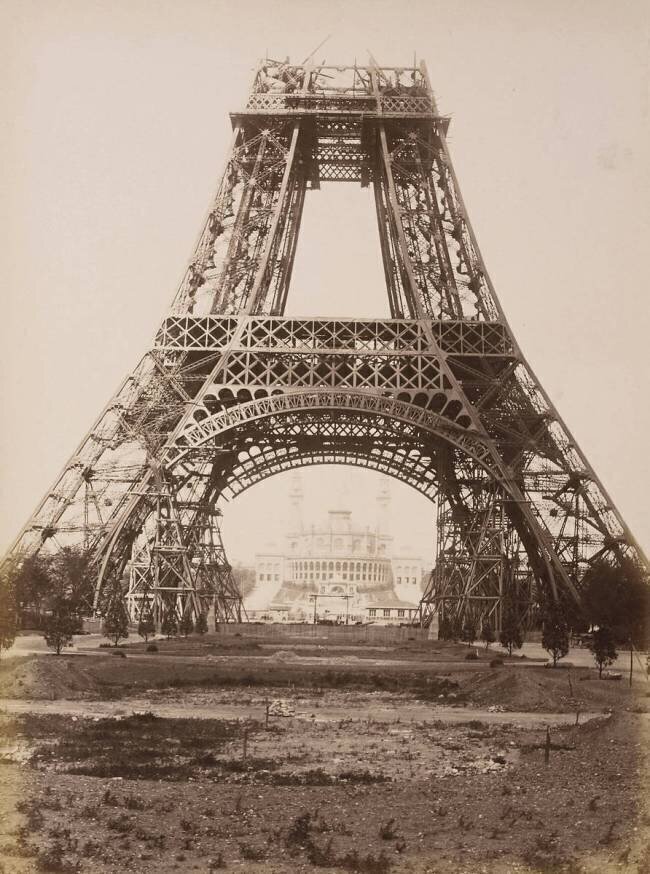La Tour Eiffel construite jusqu'à la deuxième plate-forme anonymous
