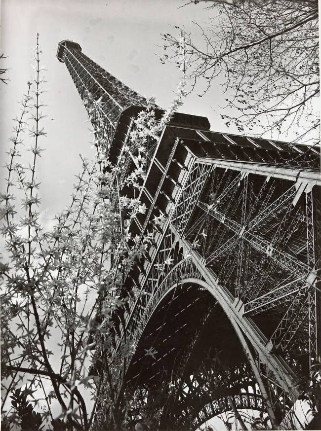 La tour Eiffel vue d'en bas Paul Joseph Albert Chevojon