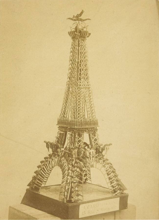 Tour Eiffel construite en armes et pièces d'armes anonymous