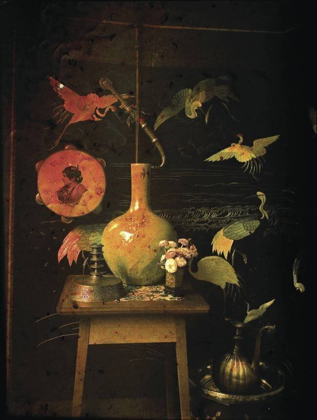 Vase, tambourin et objets divers devant un paravent anonymous