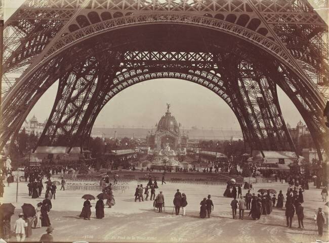 Au pied de la Tour Eiffel Neurdein Frères