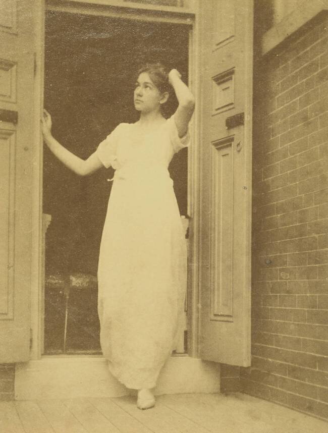 Caroline Eakins dans une robe Empire Thomas Eakins