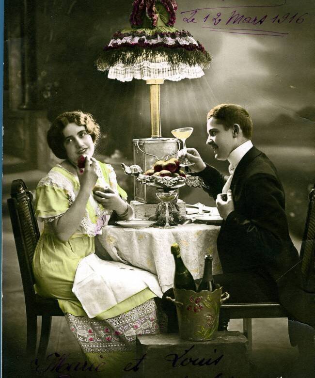 Couple d'amoureux en train de dîner. Carte poste fantaisie, vers 1910 anonyme