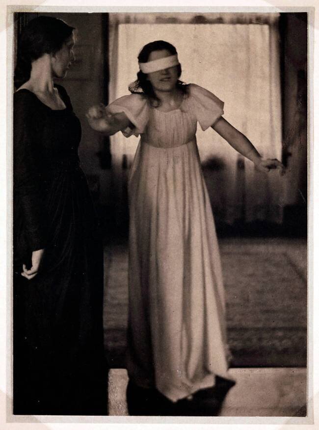 Femmes jouant à colin maillard Clarence Hudson White