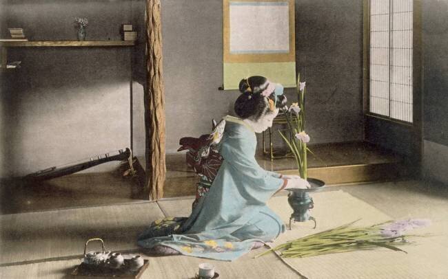 Une fille arrangeant des fleurs. anonyme