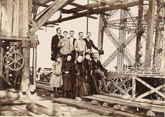 Groupe sur la tour Eiffel en construction anonymous