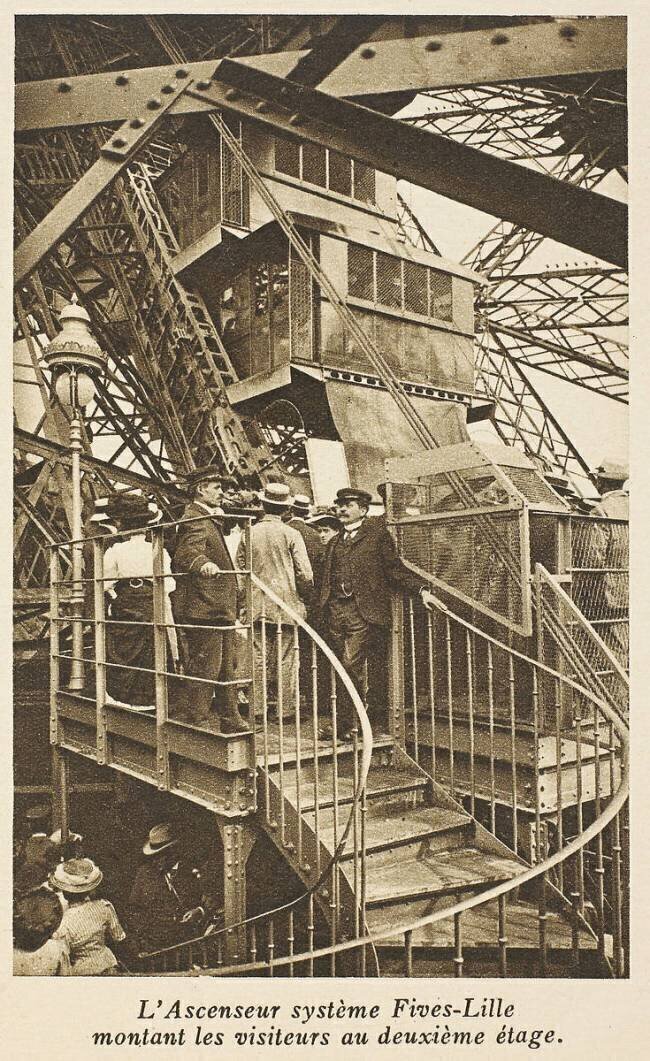 La Tour Eiffel - L'Ascenseur système Fives-Lille montant les visiteurs au deuxième étage Neurdein Frères