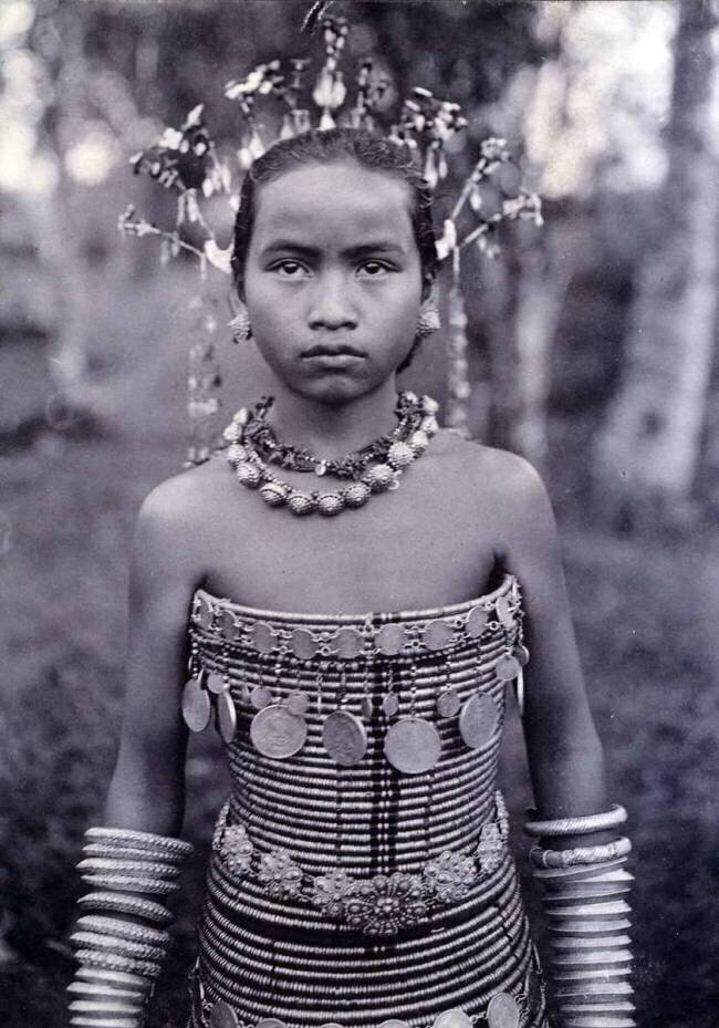 Portrait d'une fille dayak avec un corset perlé Robert Shelford