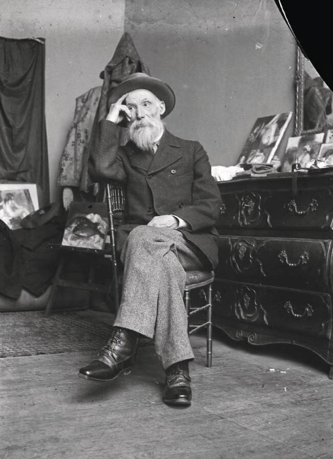 Renoir assis dans son atelier à Paris anonyme