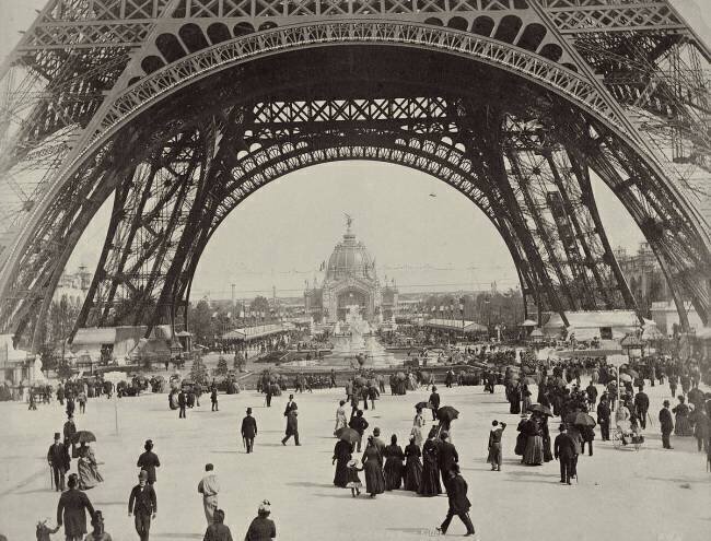 Under the Eiffel Tower Gluck