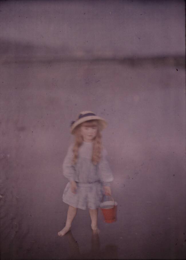 Une fille avec un seau John Cimon Warburg