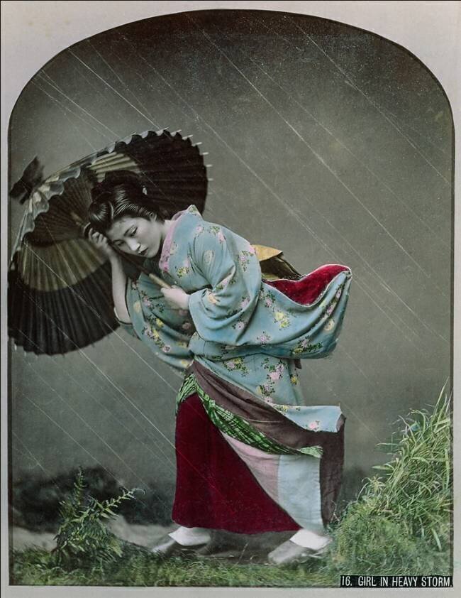 Une jeune japonaise sous la pluie dans les années 1900 anonyme