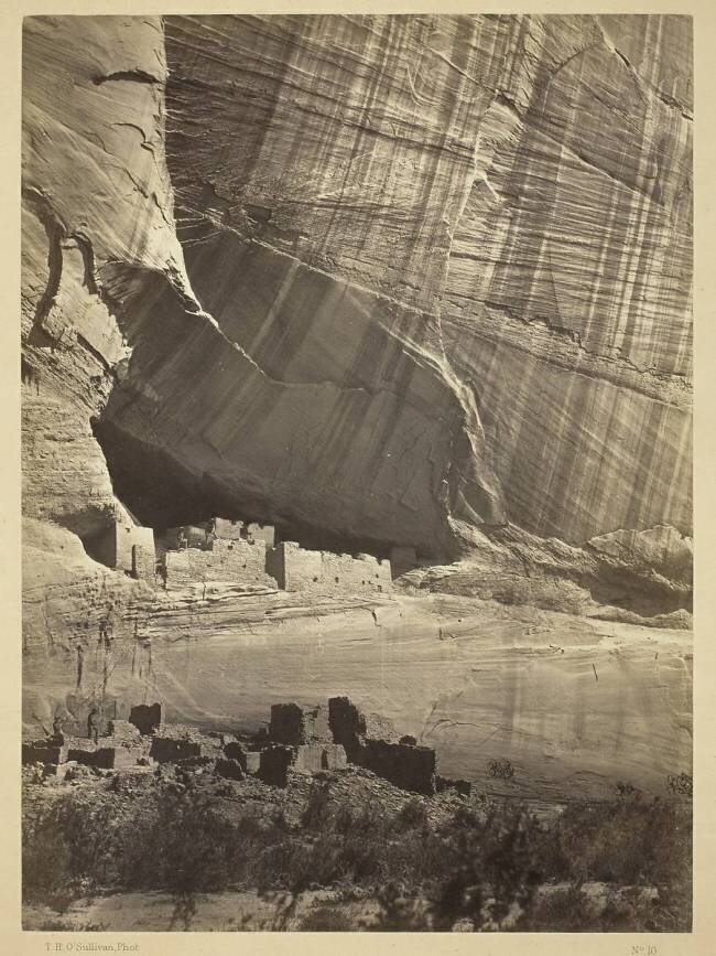 Anciennes ruines dans le Canyon de Chelly, N.M., dans une niche à 50 pieds au-dessus du sol Timothy O'Sullivan