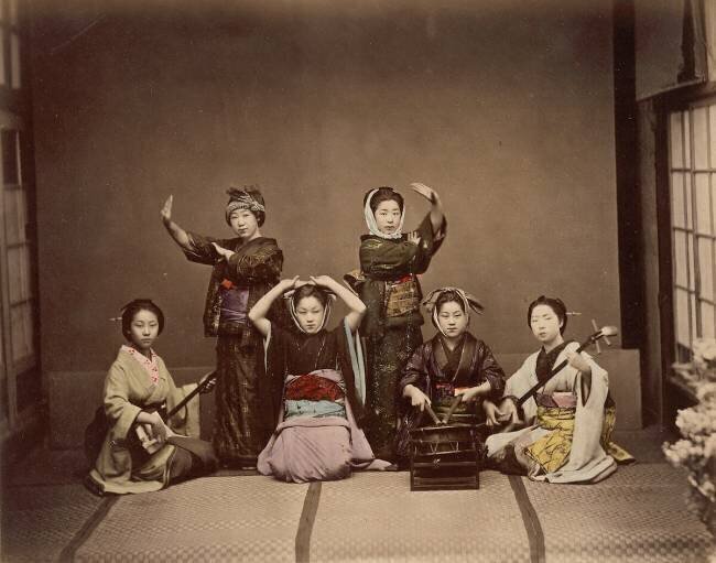 Jonkina danse. Trois danseuses et trois musiciennes Felice Beato