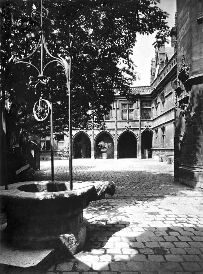 L'Hôtel de Cluny vu de la Cour Adolphe Braun