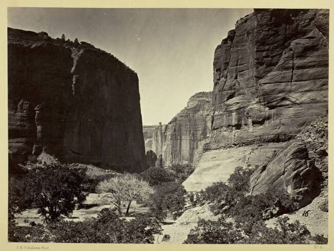 Tête du Canyon de Chelly dont les parois s'élèvent à environ 1200 pieds de hauteur Timothy O'Sullivan