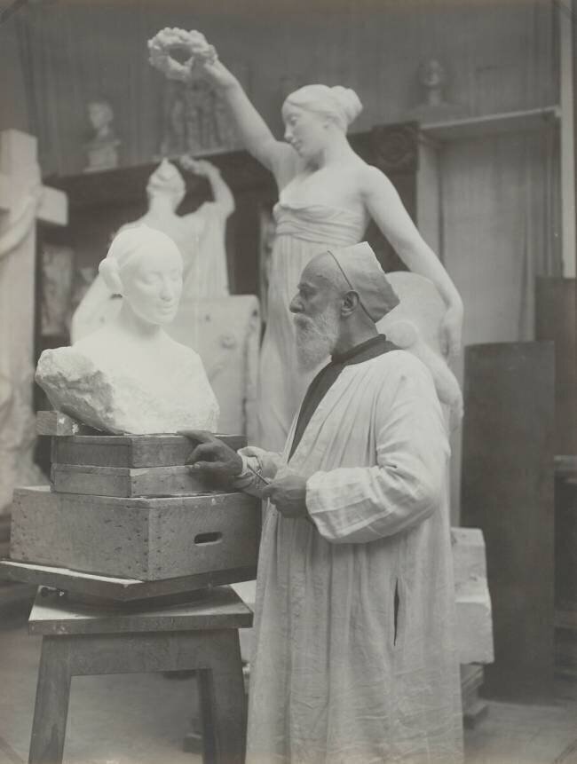 Le sculpteur Albert Bartholomé dans son atelier anonymous