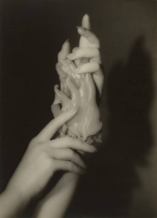 Etude de Mains avec une Figurine Arnold Genthe