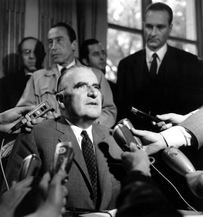 Le Premier ministre français Georges Pompidou annonce les projets d'accords entre les syndicats de fonctionnaires et les employeurs le 27 mai 1968 Rue des Archives