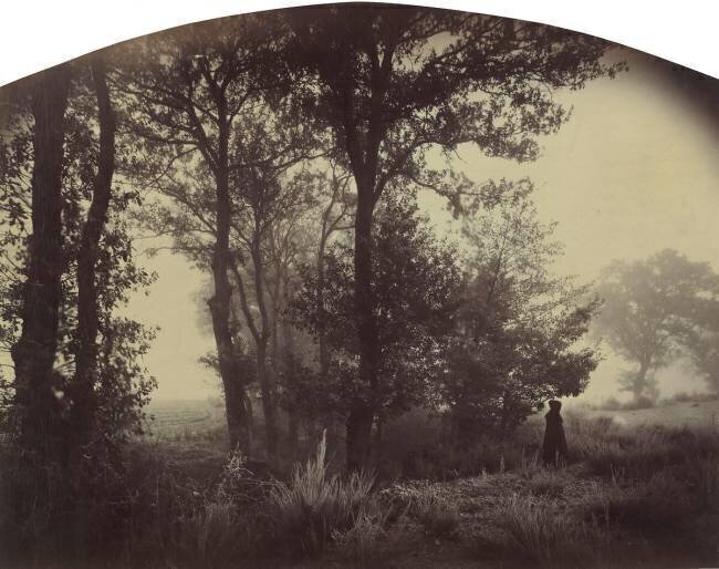 Lisière de forêt avec à droite le peintre Ravier en houppelande Félix Thiollier