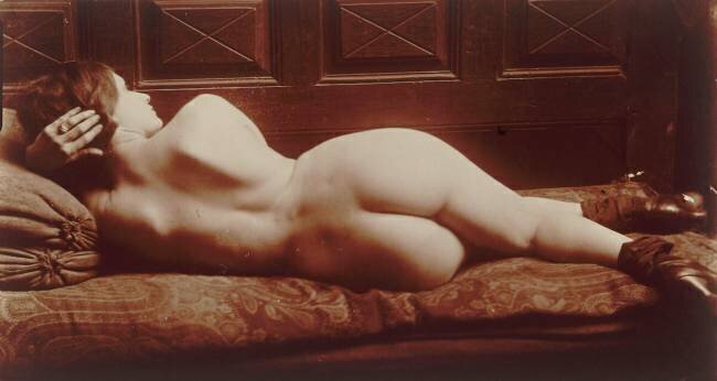 Photo montée, femme couchée de dos, la main dans les cheveux, bas et bottines François-Rupert Carabin